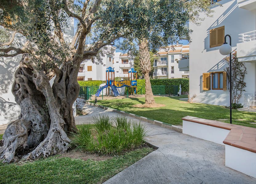 Zona de jardines con parque